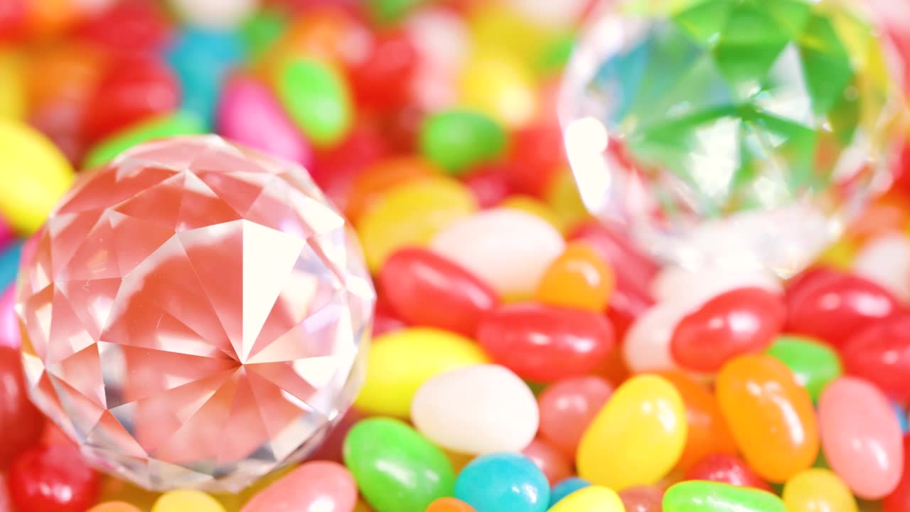 宝石放在糖果里视频下载