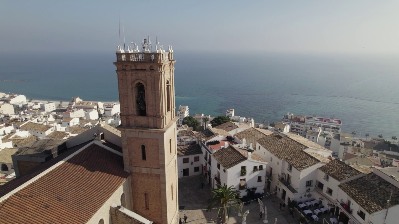 位于西班牙阿尔泰省科斯塔布兰卡的蓝色圆顶山顶教堂;空中弧视频素材