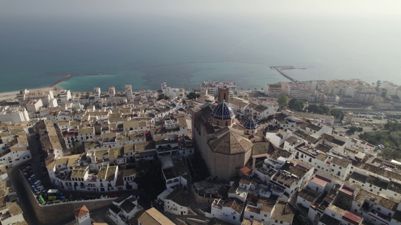 全景鸟瞰图，沿着海岸的老城和教堂在西班牙Altea视频素材