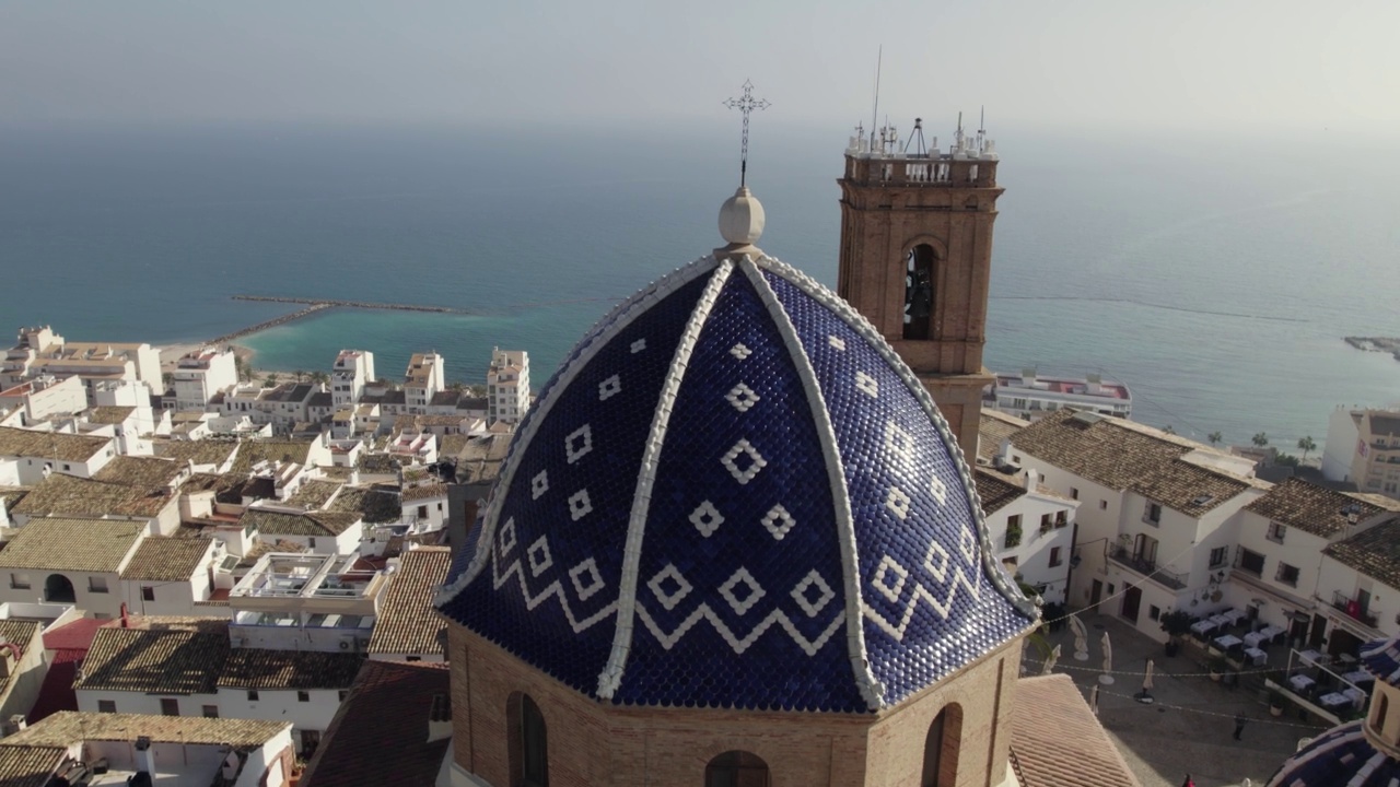 在西班牙阿尔泰，安慰圣母教堂的蓝色圆顶上空视频下载
