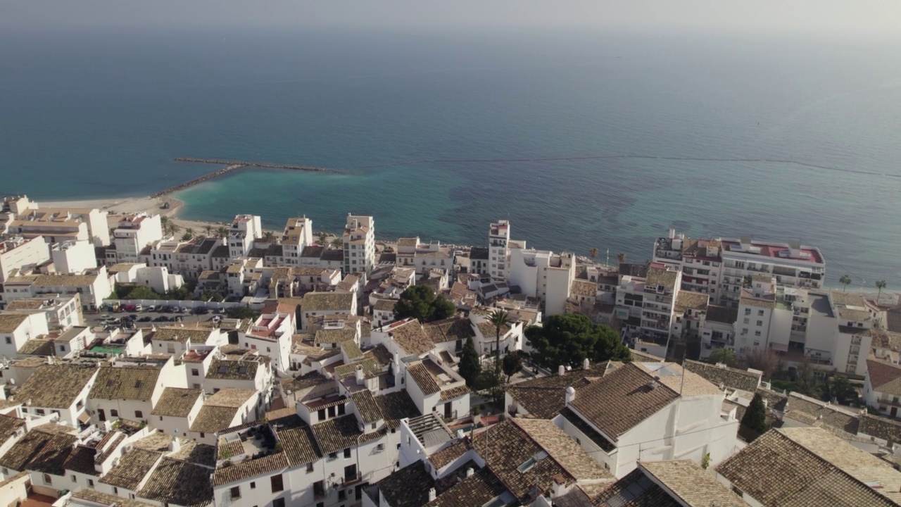 无人机飞越沿海阿尔泰亚老城区大教堂和城市景观，西班牙视频素材