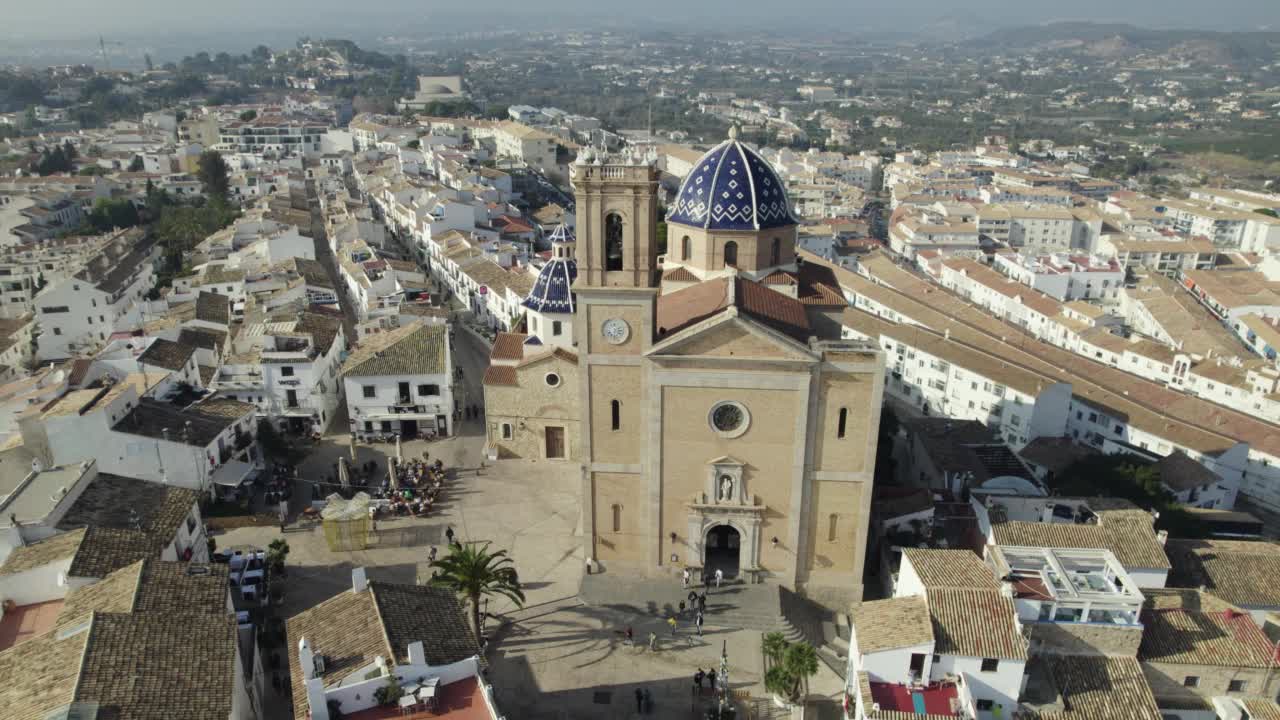 标志性的Nuestra Señora del Consuelo蓝色马赛克圆顶教堂，阿尔泰;空中视频素材