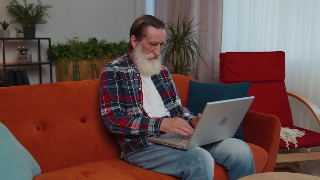老爷爷是自由职业者，用笔记本电脑工作，发信息，在家网上购物视频下载