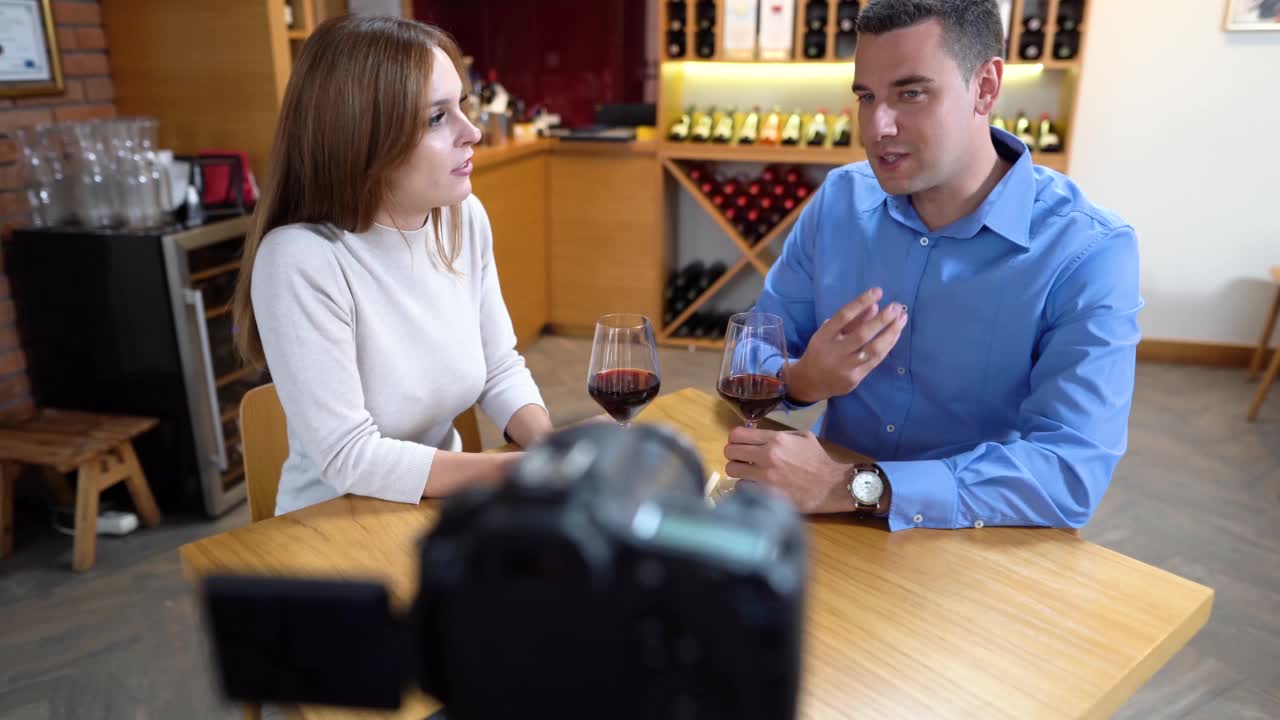 一对年轻夫妇为他们的粉丝拍摄了一段关于不同种类葡萄酒的视频视频下载