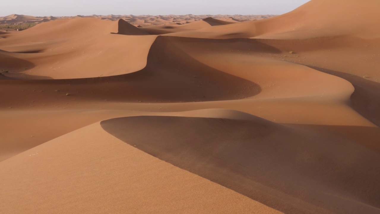 风大的沙漠沙丘景观在撒哈拉沙漠，米哈米德，Erg Chigaga，摩洛哥。视频下载