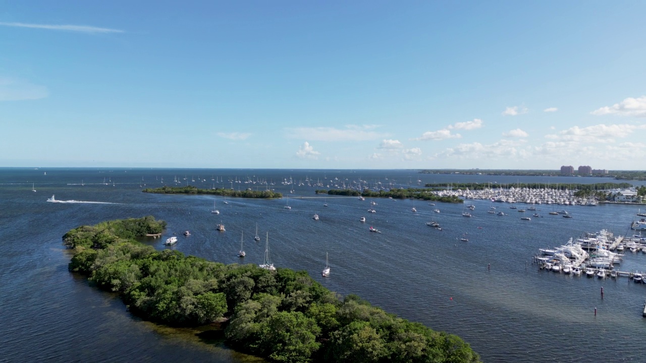 椰林的一个阳光明媚的日子，无人机驾着帆船飞过比斯坎湾视频素材