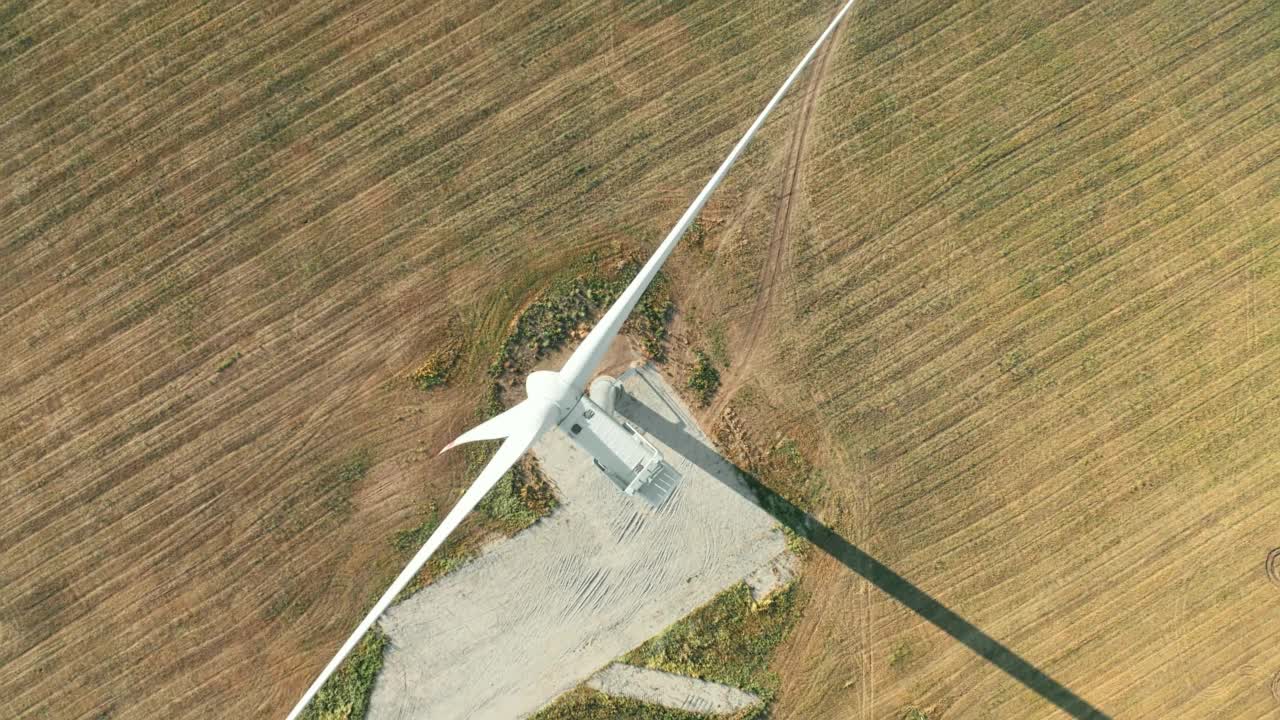 风力发电机在黄澄澄的田野里架空视频素材