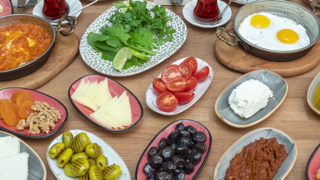 早餐桌上。传统土耳其早餐餐桌(蛇Kahvaltı)。视频素材