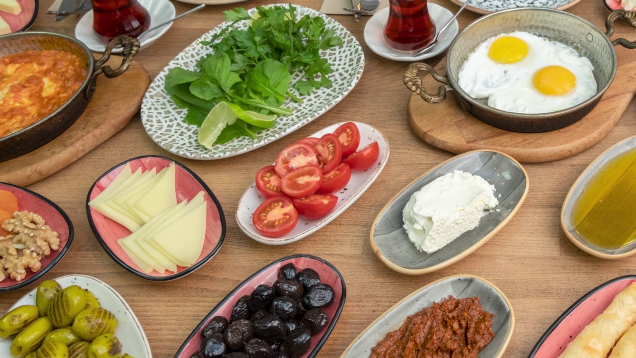 早餐桌上。传统土耳其早餐餐桌(蛇Kahvaltı)。视频素材