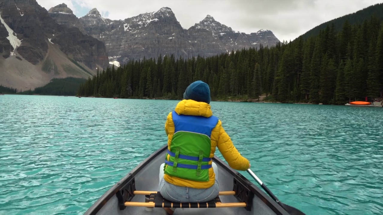 加拿大艾伯塔省班夫国家公园，夏天在冰碛湖上划着独木舟的游客视频素材