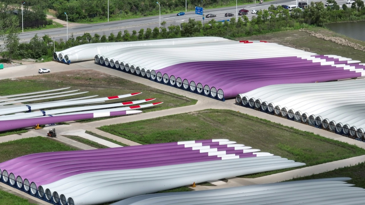 堆叠的彩色风力涡轮机叶片，鸟瞰图视频素材
