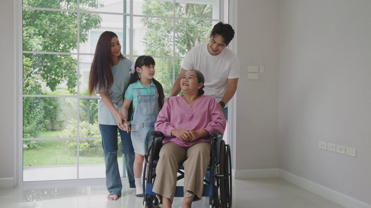 年轻的亚洲家庭与残疾的老年妇女搬进新房子视频下载