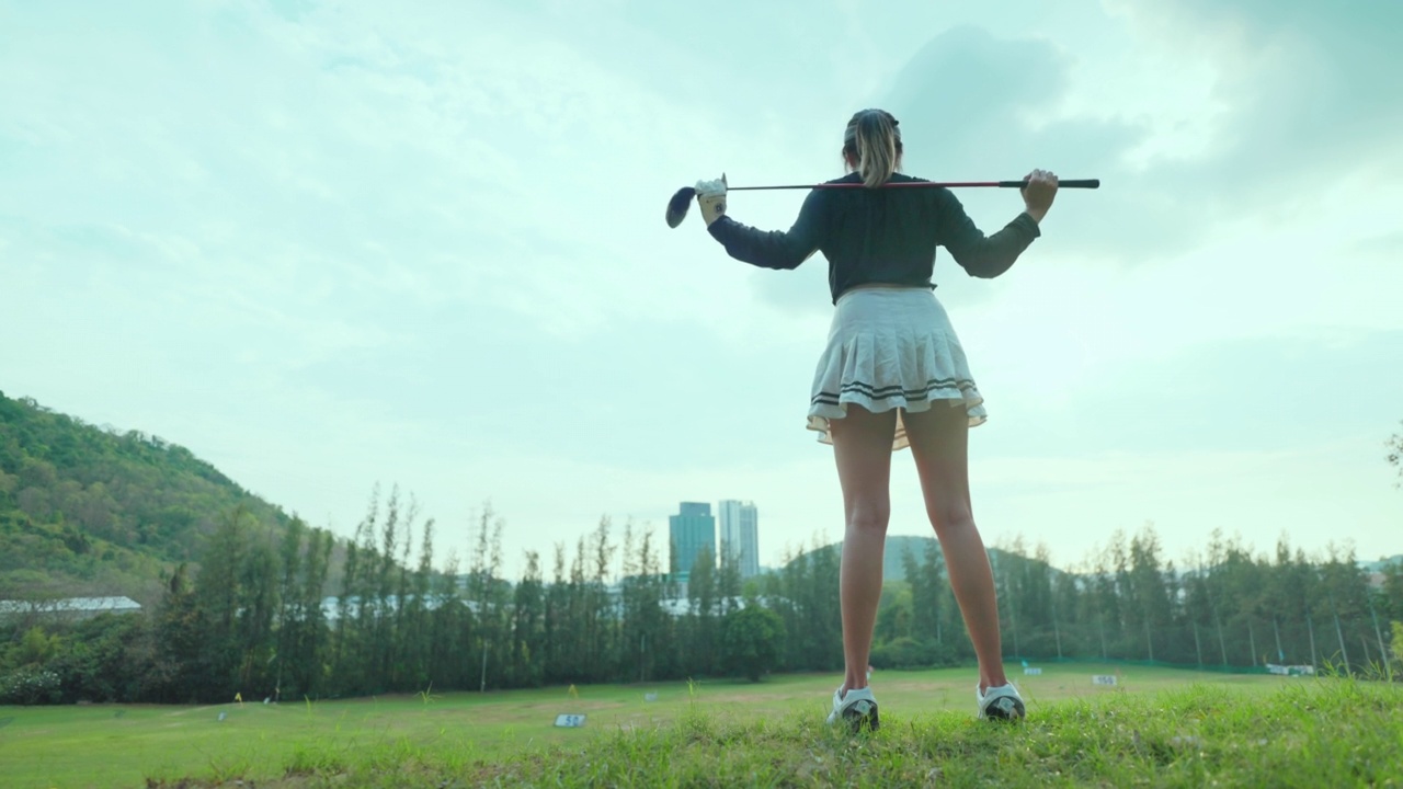 亚洲女高尔夫球手正在打高尔夫球视频素材