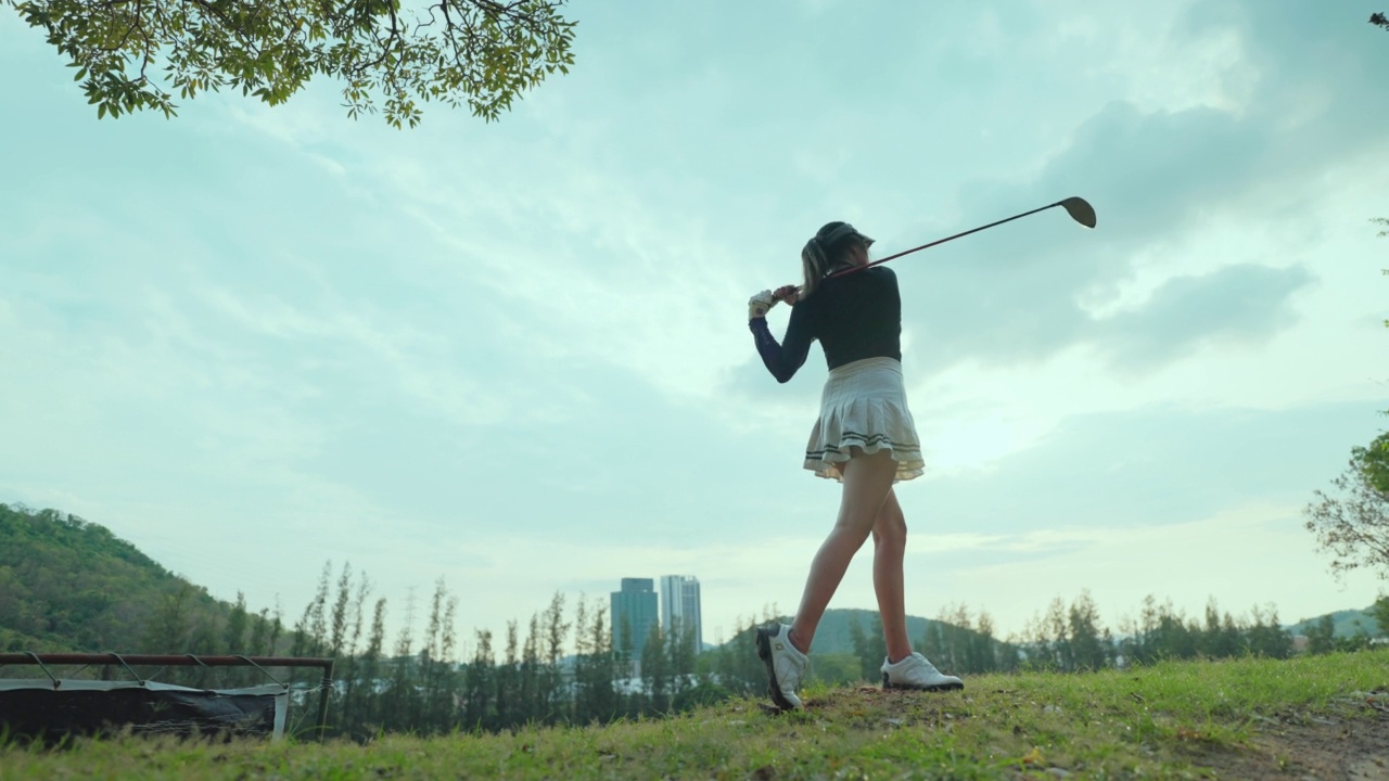 亚洲女高尔夫球手正在打高尔夫球视频素材