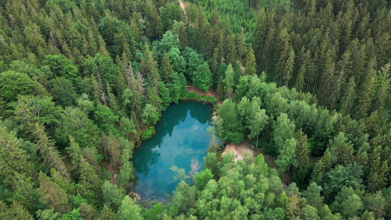 波兰蓝色森林湖鸟瞰图视频素材