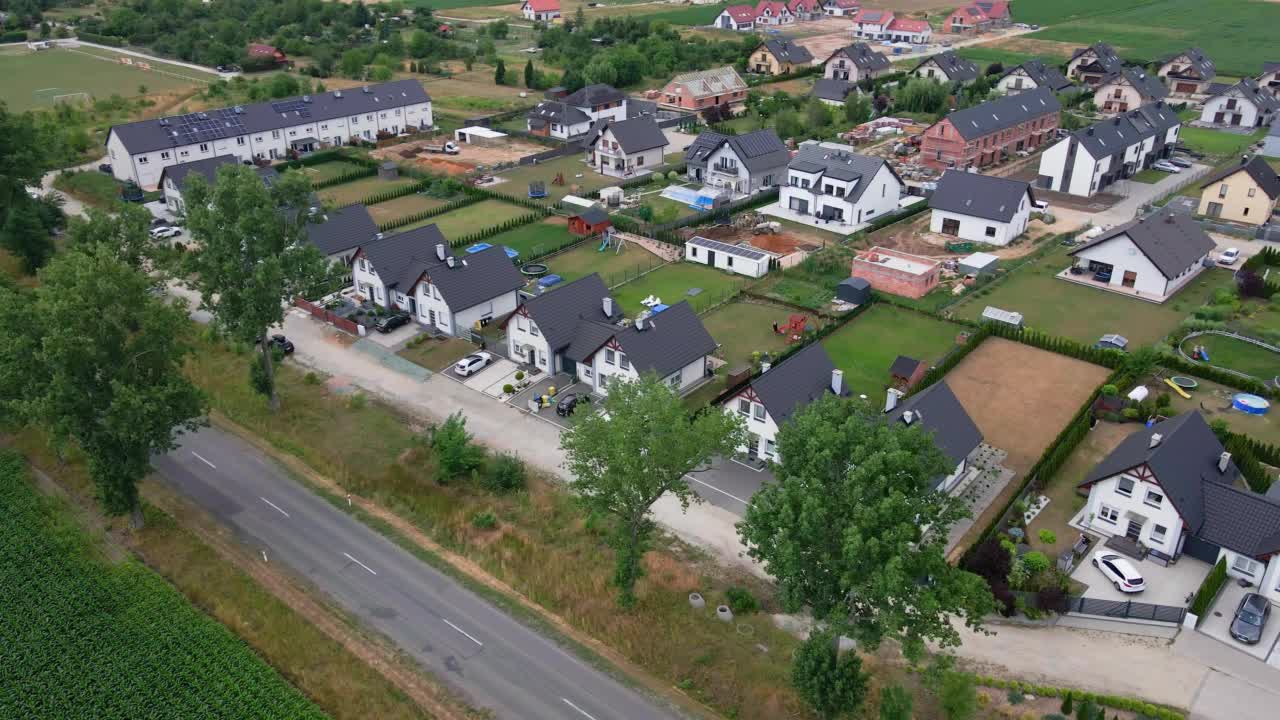 小镇近郊住宅区的鸟瞰图视频素材