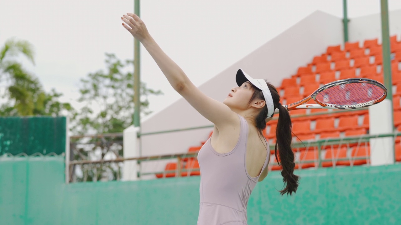 亚洲网球运动员打网球视频素材