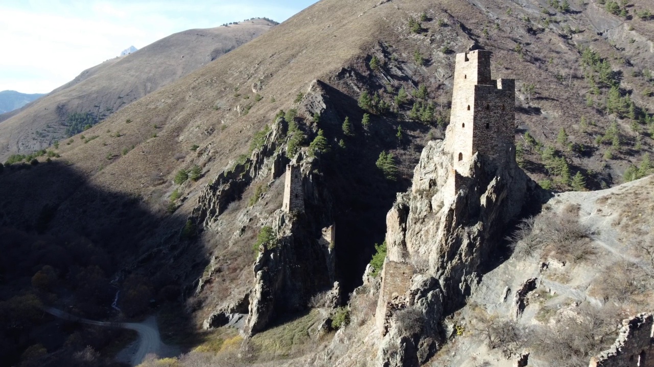 峡谷入口处的岩石上有两座瞭望塔视频素材