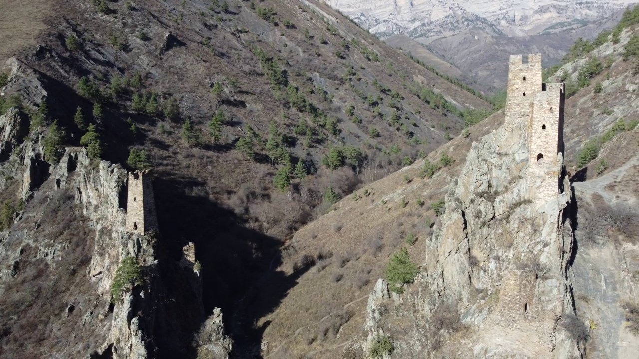 瞭望塔建在峡谷入口处的岩石山上视频素材