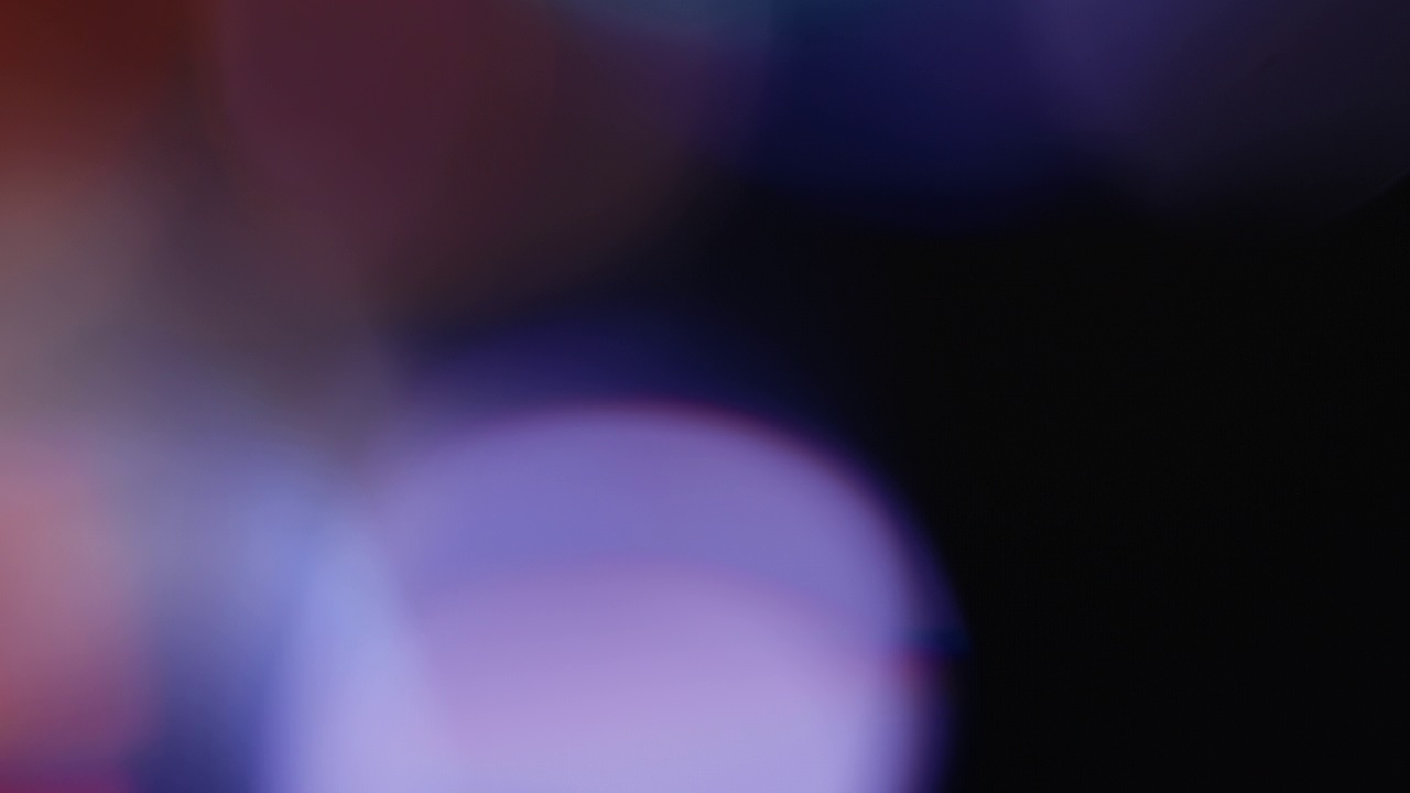 彩色光泄漏镜头在黑色背景，镜头耀斑泄漏爆发叠加过渡视频素材