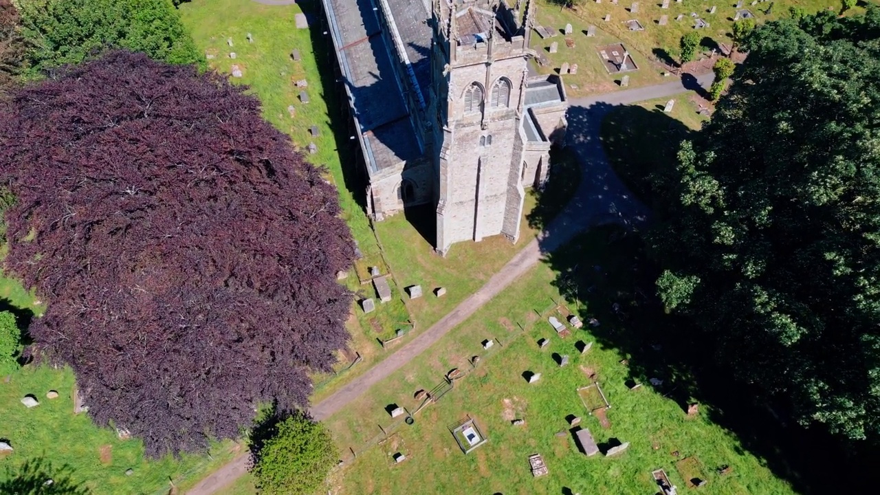 无人机Ariel拍摄的圣安德鲁教堂，埃斯加斯视频下载