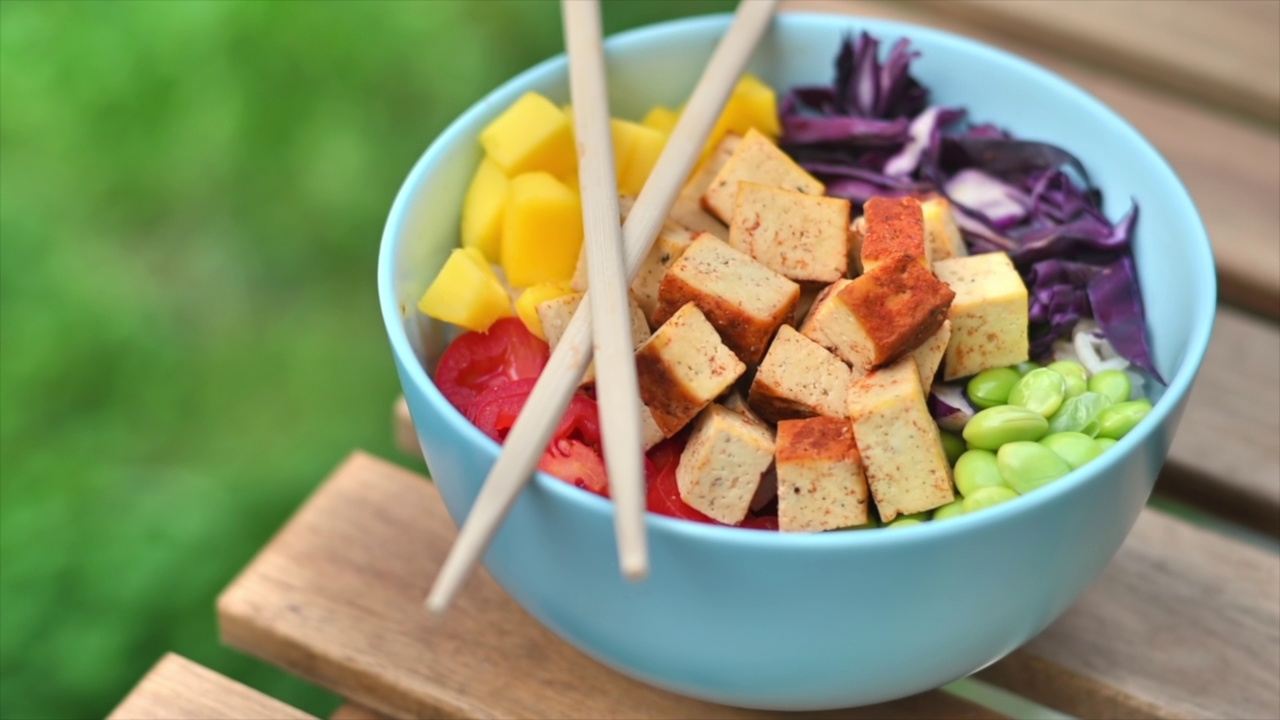 素食poke与蔬菜和豆腐在一个碗视频下载