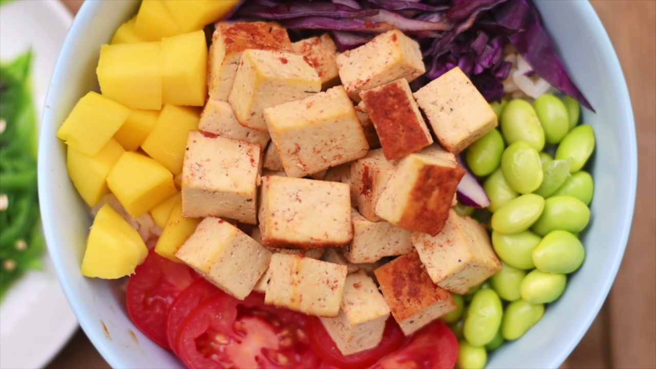 近距离素食poke蔬菜和豆腐在碗。海藻附近视频下载