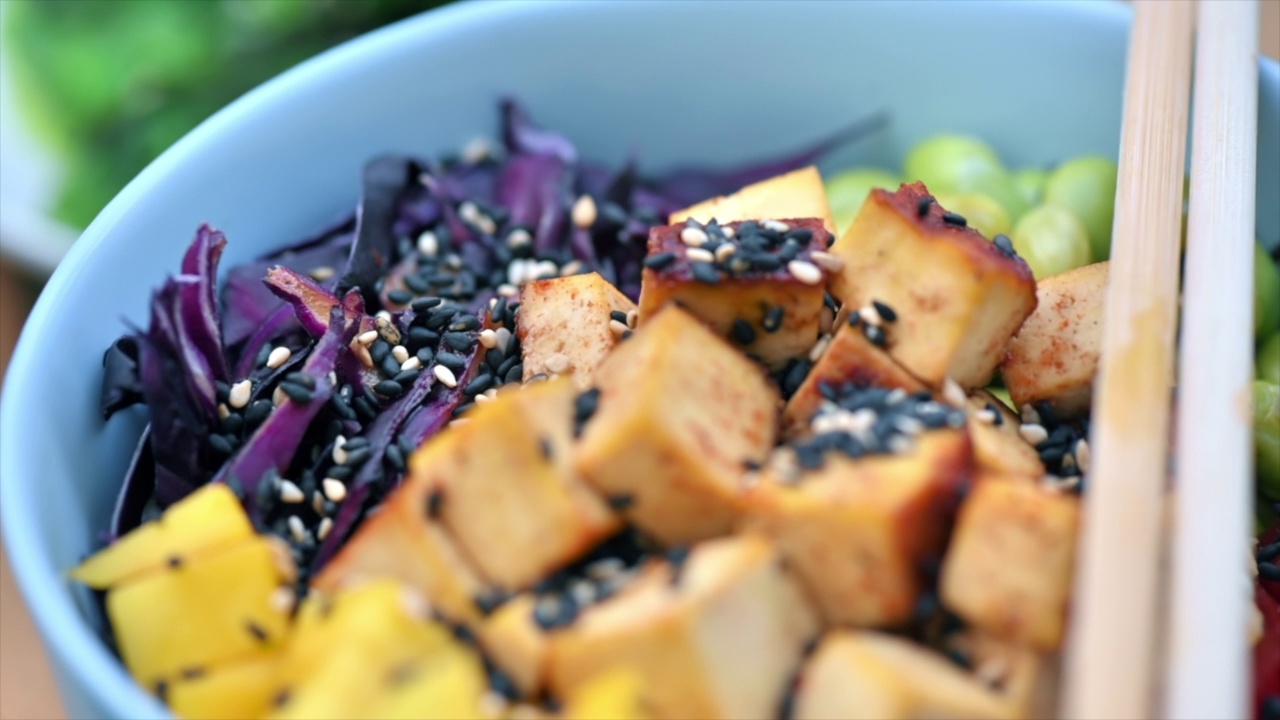 近距离素食poke蔬菜，豆腐和种子在一个碗视频下载