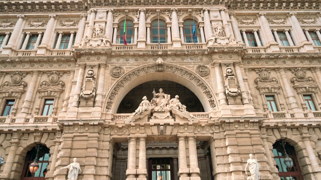 最高上诉法院位于意大利罗马市中心。立面与雕塑和入口视频素材
