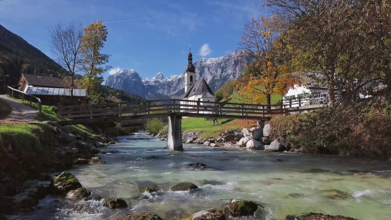 德国巴伐利亚阿尔卑斯山脉，贝希特斯加登，拉姆索，著名教区圣塞巴斯蒂安教堂附近的人行天桥。视频素材