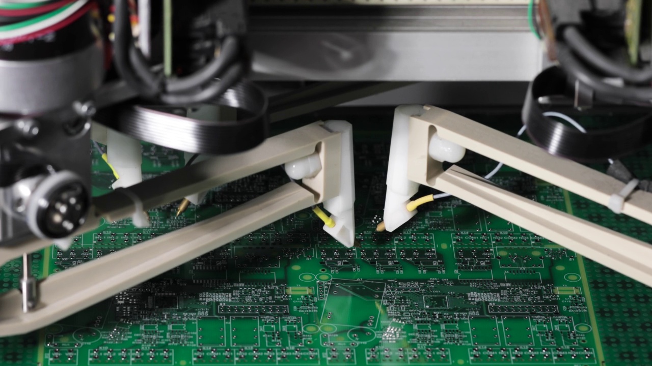 电子印刷电路板被自动机械臂组装的近景微距镜头。视频素材
