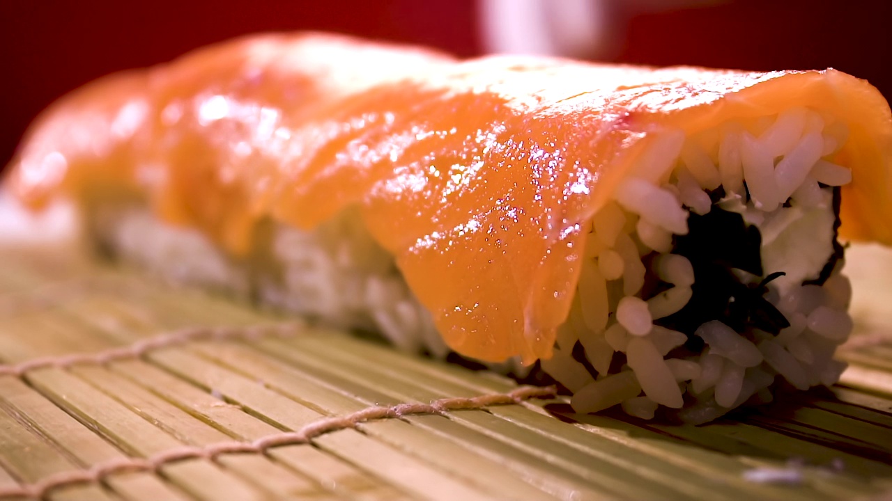 用米饭和金枪鱼片做面包卷。传统日本料理中的一种寿司视频素材