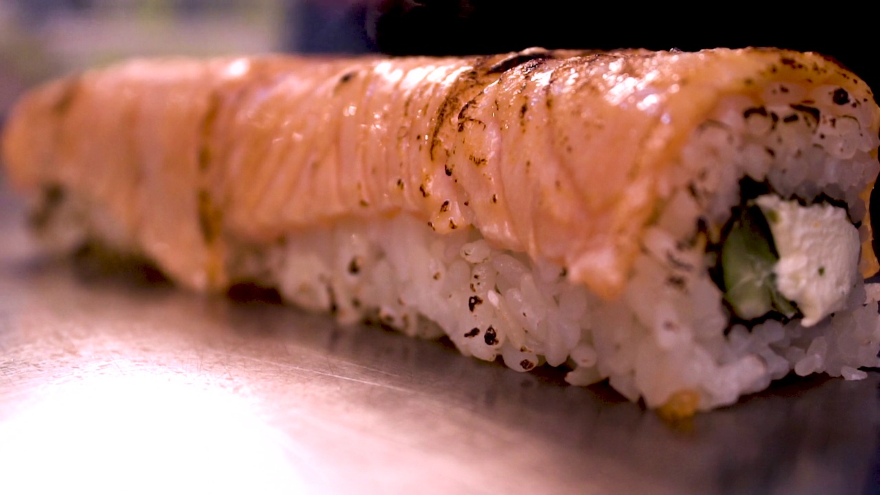 火烤寿司。烤金枪鱼片卷。日本料理中的一种寿司视频素材