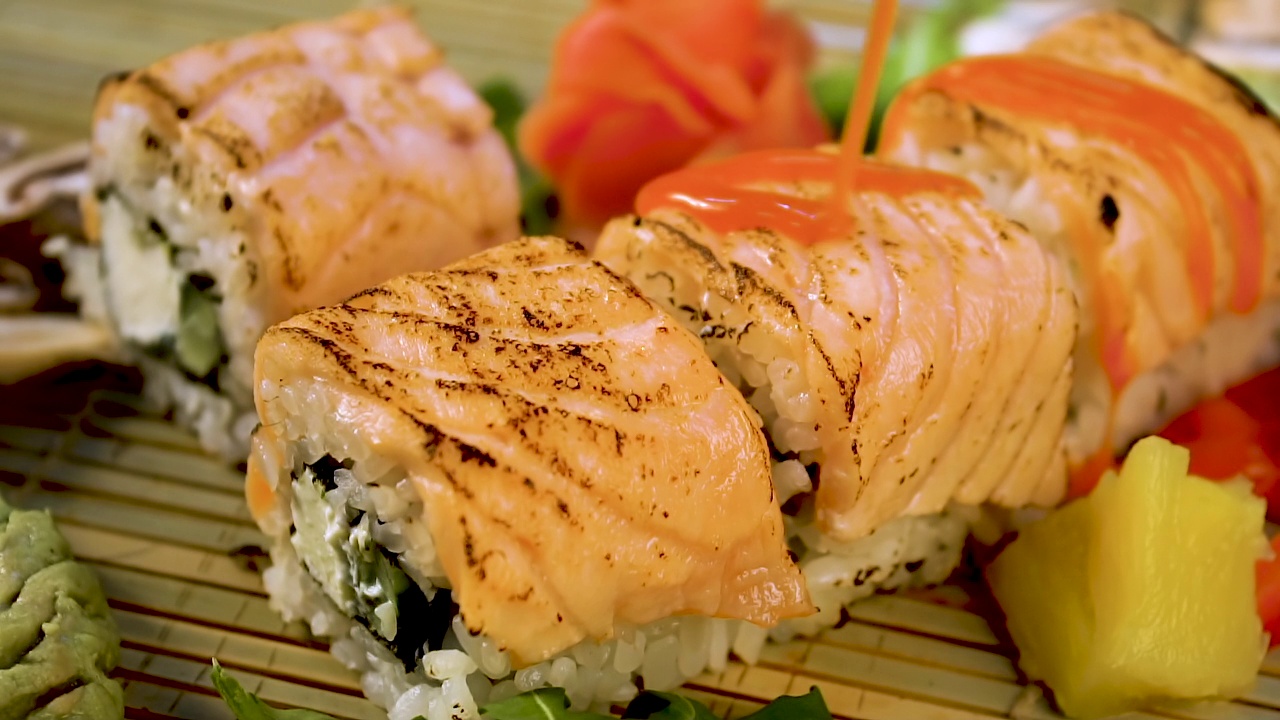 把面包卷切成片。用米饭和金枪鱼片做面包卷。传统日本料理中的一种寿司视频素材