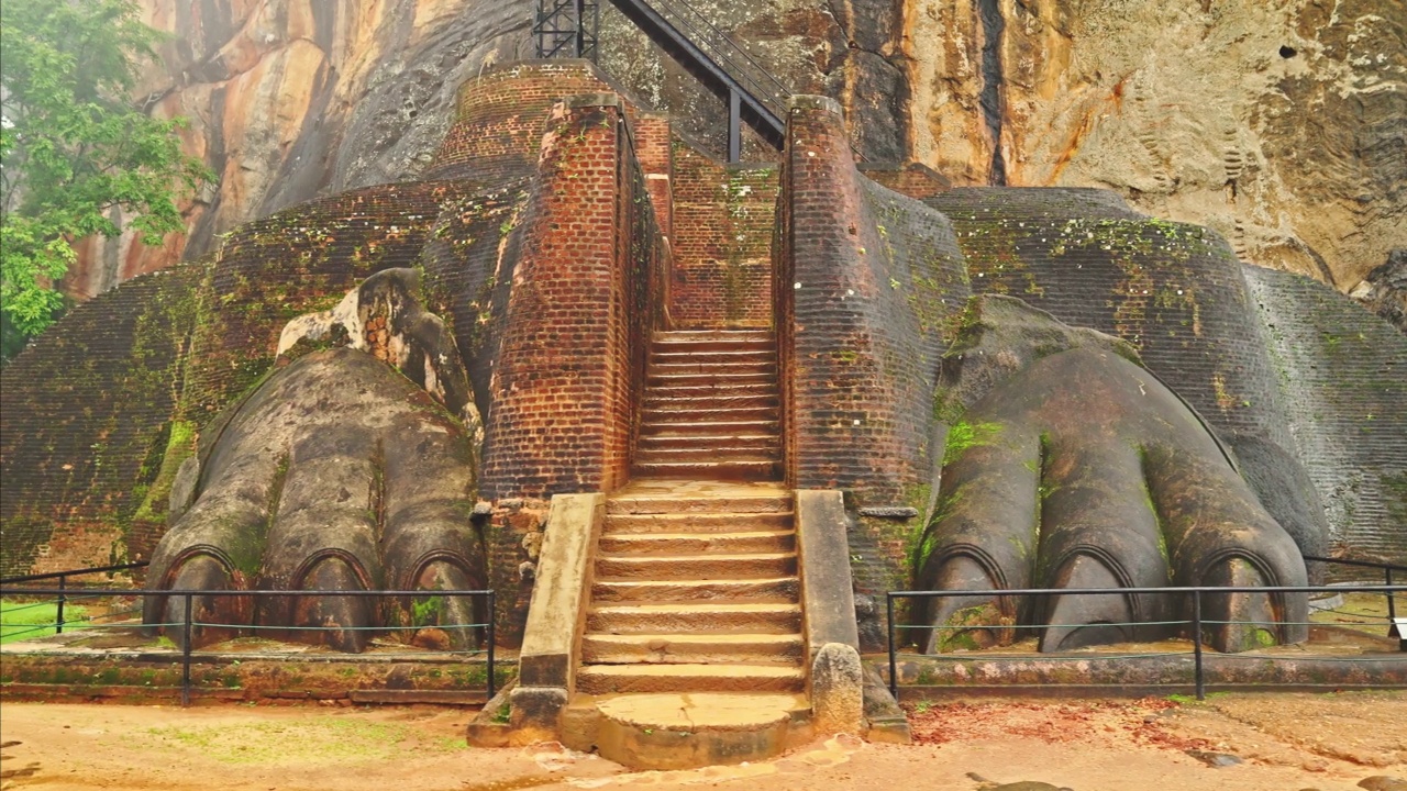 狮爪入口，西吉里亚狮子岩堡垒，在西吉里亚，斯里兰卡视频素材