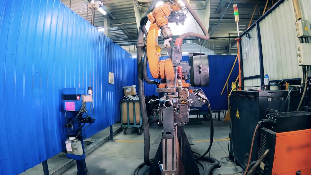 机械臂焊接自行车架在自行车工厂视频下载
