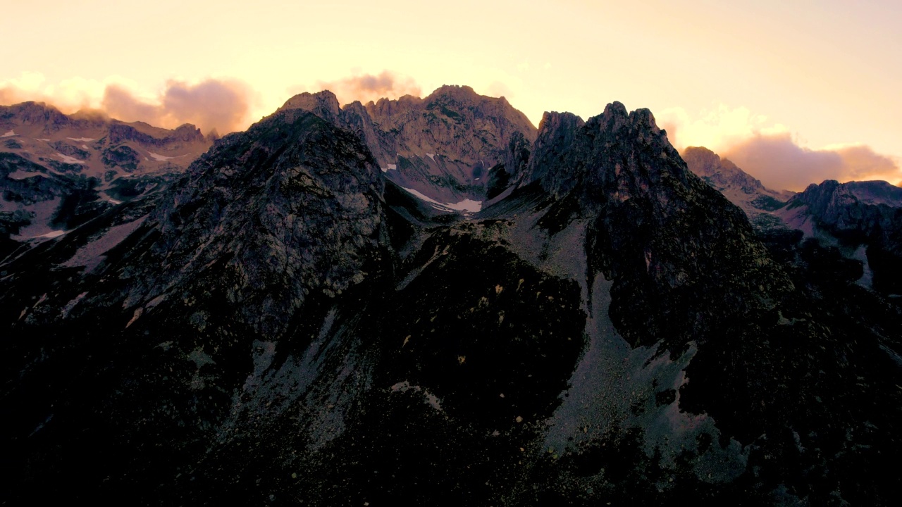 用无人机在法国阿尔卑斯山脉的山峰上空拍摄的壮丽景色。视频素材