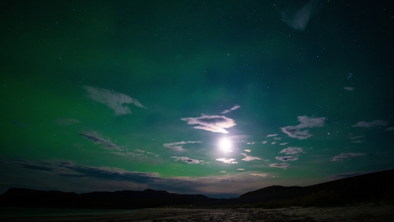 北极的北极光。时间流逝的天空与北极光闪烁绿色。俄罗斯科拉半岛捷里别尔卡镇视频素材