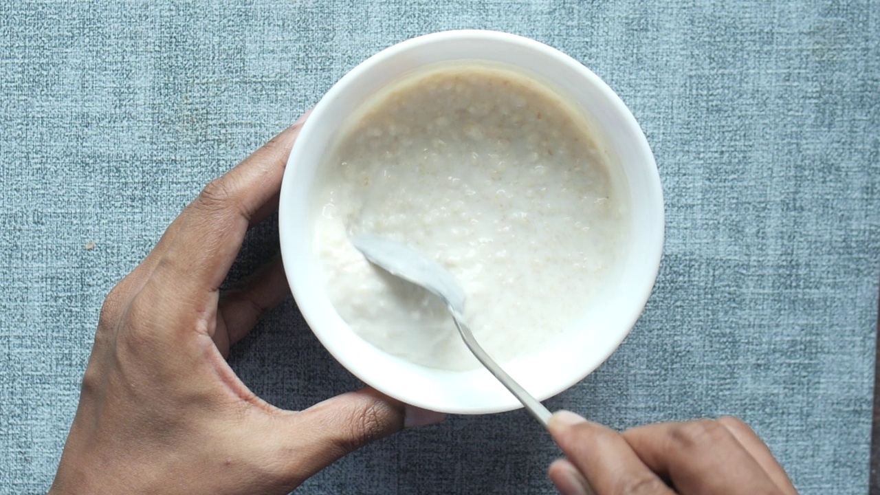 燕麦，香蕉和牛奶在一个黑色的碗里视频下载