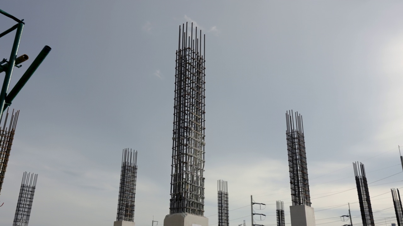 4K，许多由小铁块制成的大型柱子的结构交织在一起，准备将水泥倒入其中，形成一个强大的支柱。在大型建筑地盘视频下载