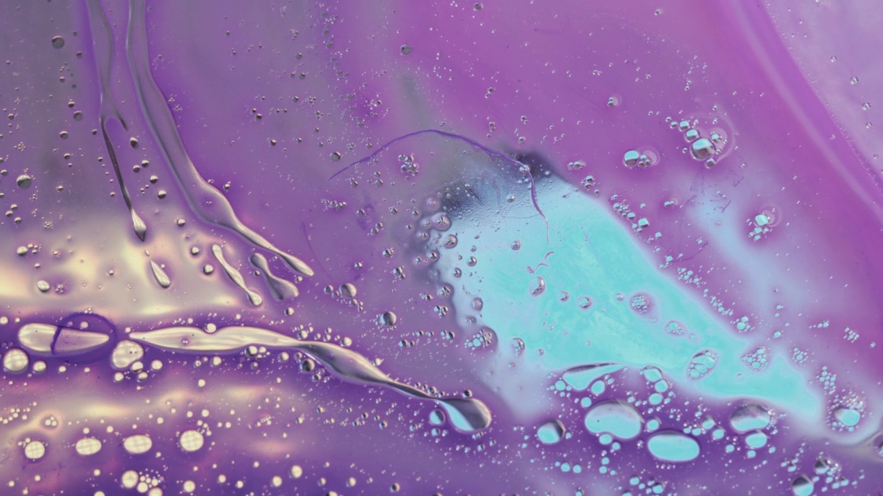 彩色墨水在水中，墨水飞溅在水下旋转视频素材