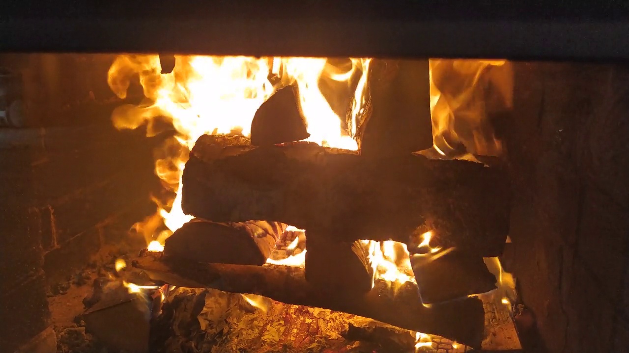 木柴在壁炉里燃烧着橙色的火焰。没有电的房子供暖。视频下载