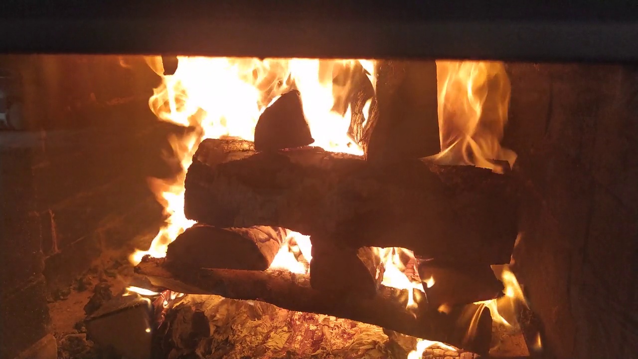 木柴在壁炉里燃烧着橙色的火焰。没有电的房子供暖。视频下载