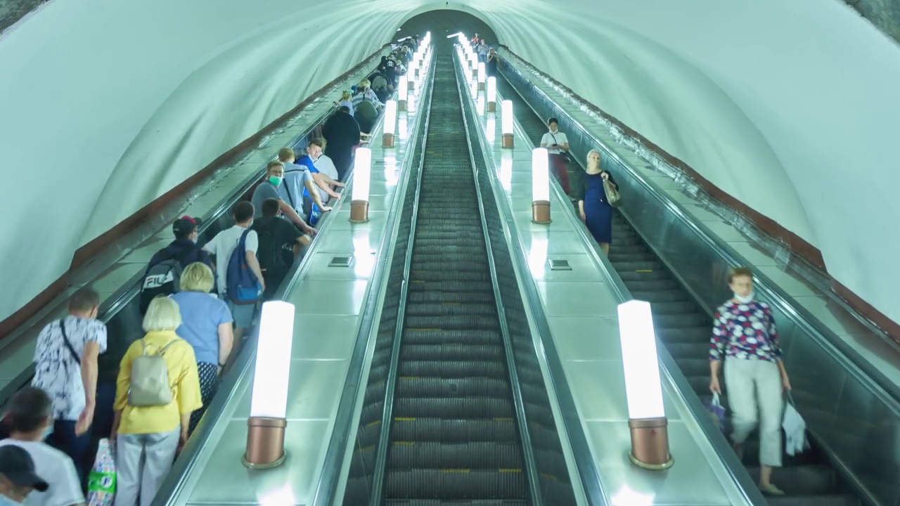莫斯科地铁站的自动扶梯上，人们的时间流逝视频下载