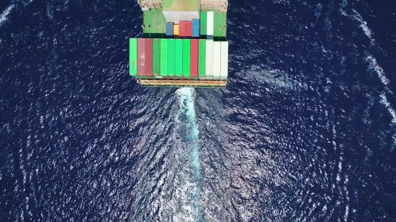 一艘满载货物的集装箱船的鸟瞰图视频素材