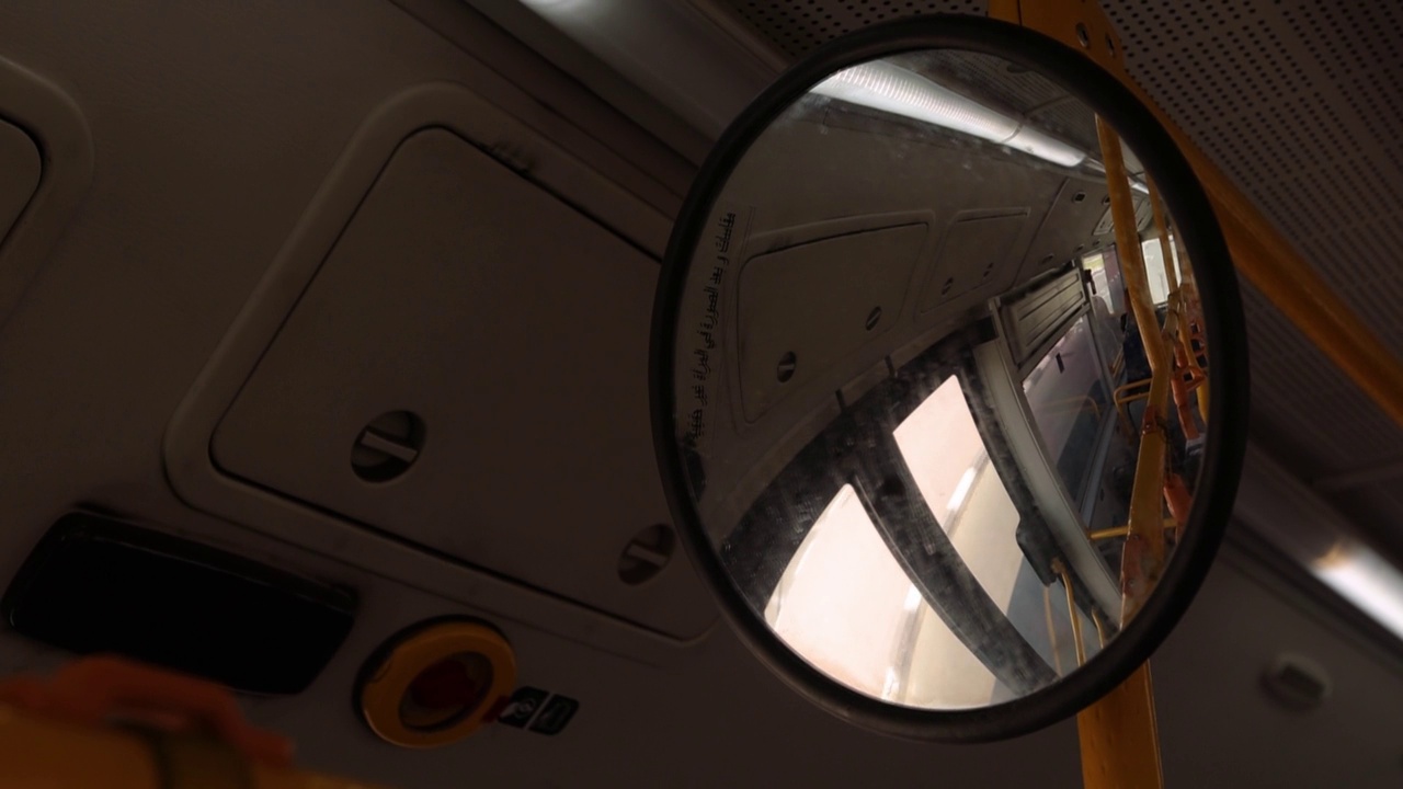 圆形观景镜映出火车，映出一列火车。视频下载