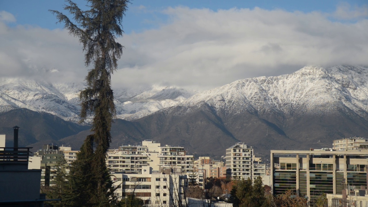 雪在圣地亚哥智利视频素材