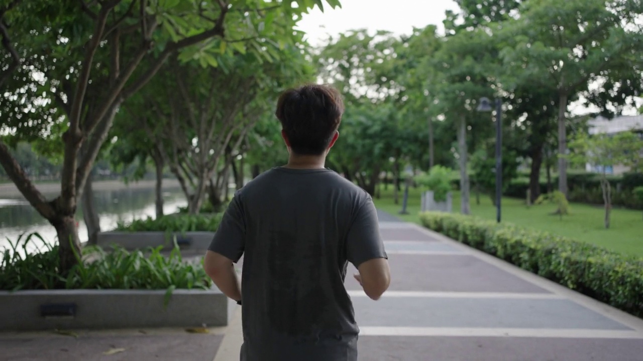 亚洲男人在公园慢跑视频素材