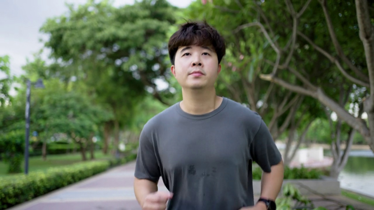 亚洲男人在公园慢跑视频素材