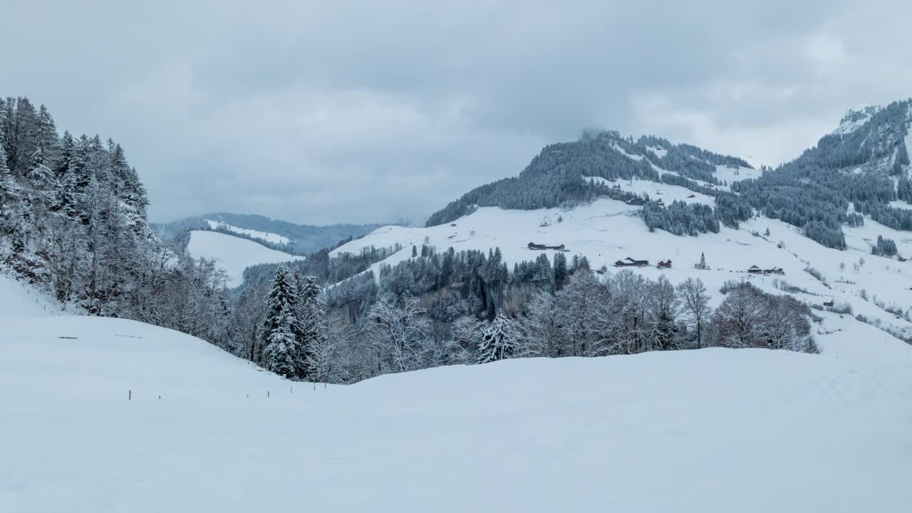 时间流逝，冬季山脉景观在瑞士阿尔卑斯山。奥伯贝里，施威茨州视频素材